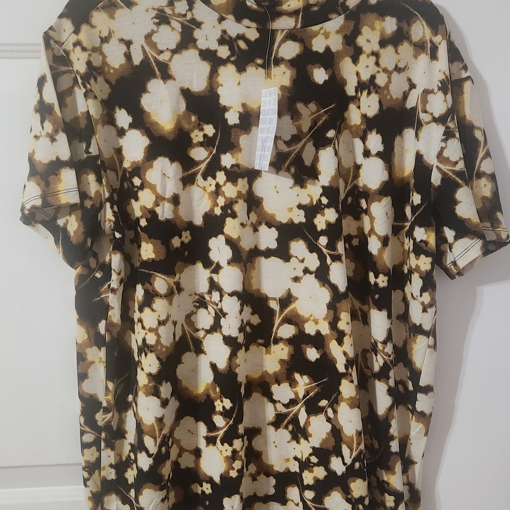 Black and White Short Sleeve Tee with Abstract Pattern